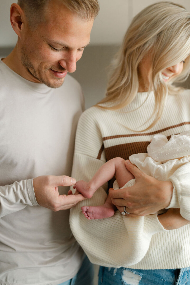 Timeless-Modern-Cozy-InHomeNewborn-BabyNursery-NaturalLightPhotographer-MapleGrove-Plymouth-GoldenValley-Minnesota7