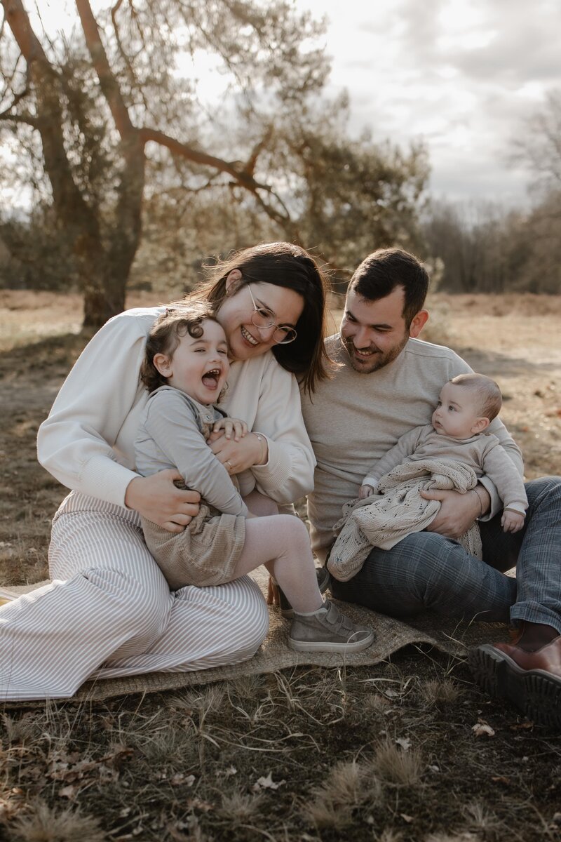 gezin met  een kleuter en een baby tijdens een fotoshoot buiten in de natuur te Bonheiden.