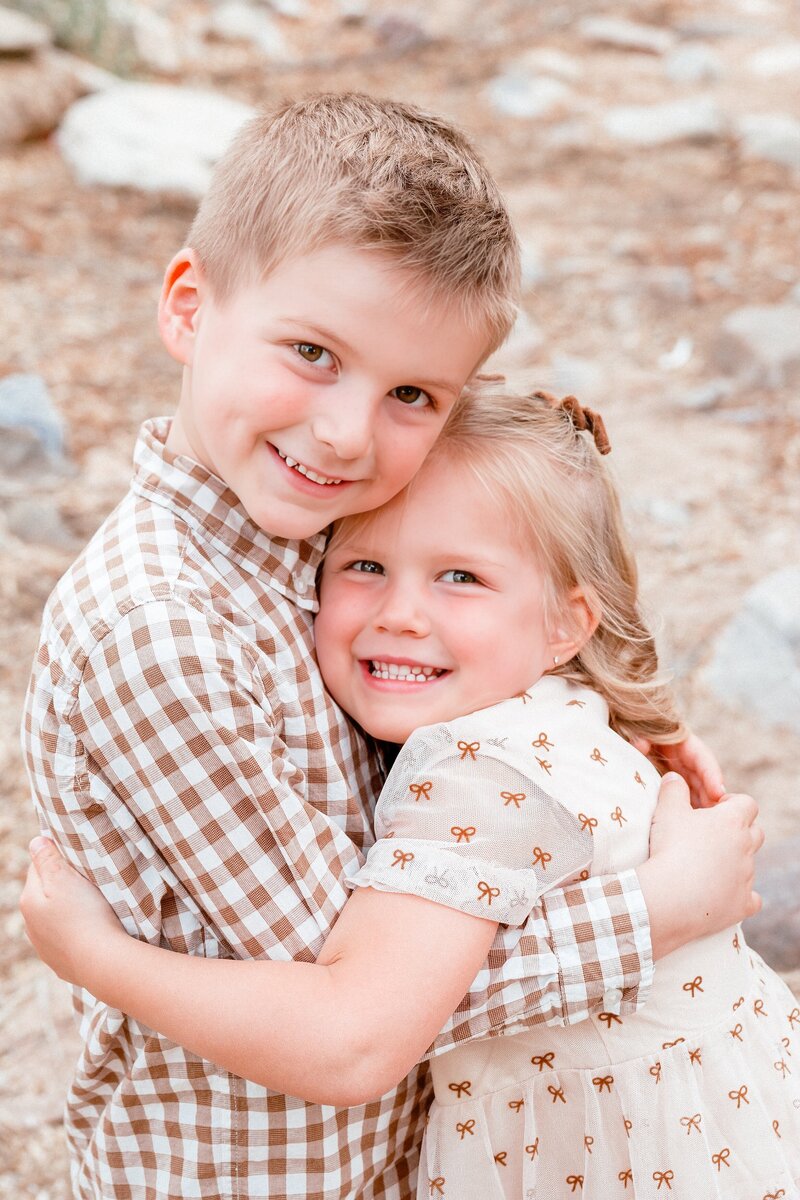 brother and sister hugging in the north scottsdale desert