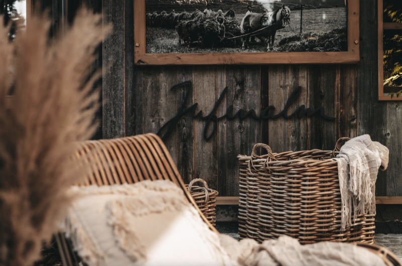 Ycyoh-Design-Jufenalm-Beschilderung-Lounge