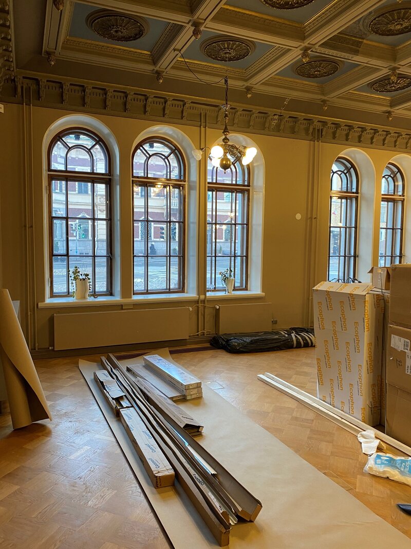 kuva vielä kenskeneräisestä plastiikkakirurgia toimitilasta