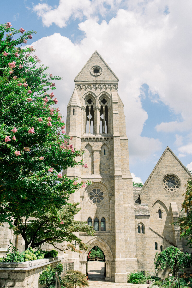 Tiffany Longeway Photography captures the stunning architecture and historic beauty of Grace Cathedral in San Francisco, California. The magnificent church with its intricate details and timeless elegance provides a breathtaking setting, ideal for couples seeking a classic and memorable venue for their wedding celebration.