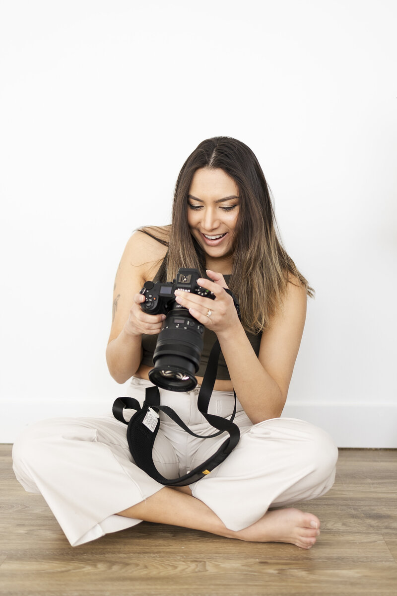 About me. Meet Ana, your newborn, maternity and cake smash photographer.