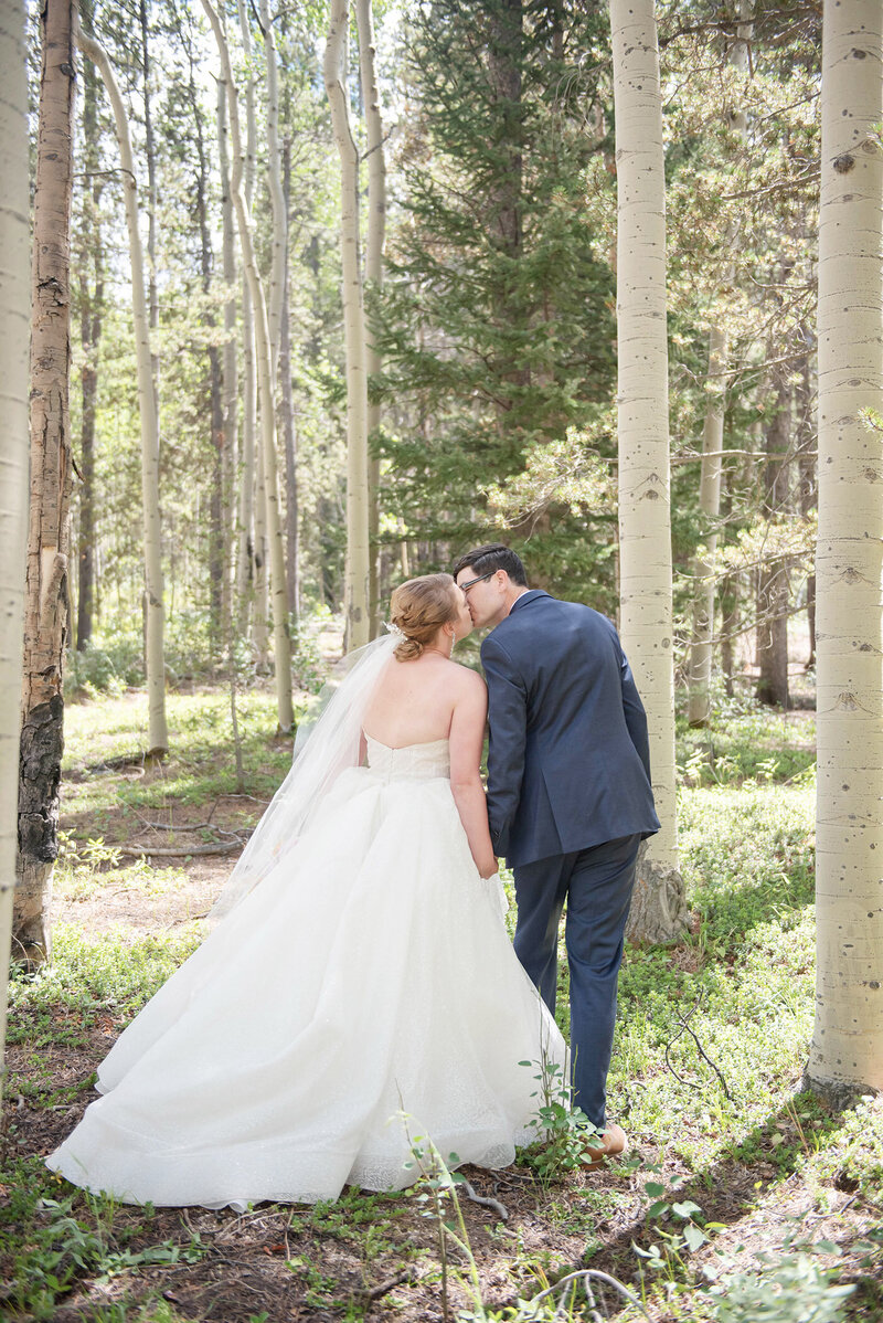 colorado wedding aspen trees kiss, denver colorado wedding photographer