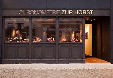 Fassade der Chronometrie zur Horst in der Haarenstraße, Oldenburg – ein Fachgeschäft, das sich auf hochwertige mechanische Uhren spezialisierte und bis 2023 Bestand hatte