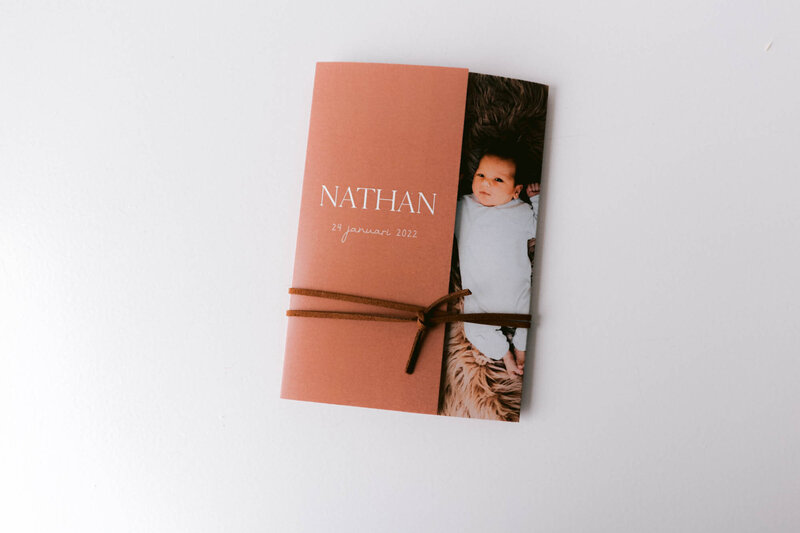 Geboortekaartje-roest-bruin-Nathan-mapje-foto
