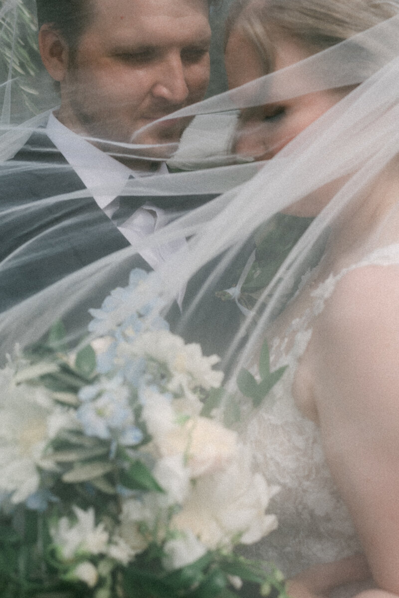The wedding couple under the veil photographed by wedding photographer Hannika Gabrielsson.