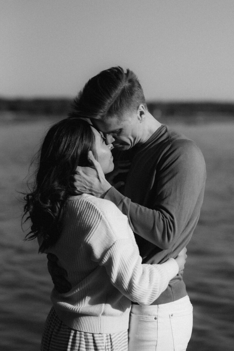 Couple on a beach on a photography session with photographer Hannika Gabrielsson