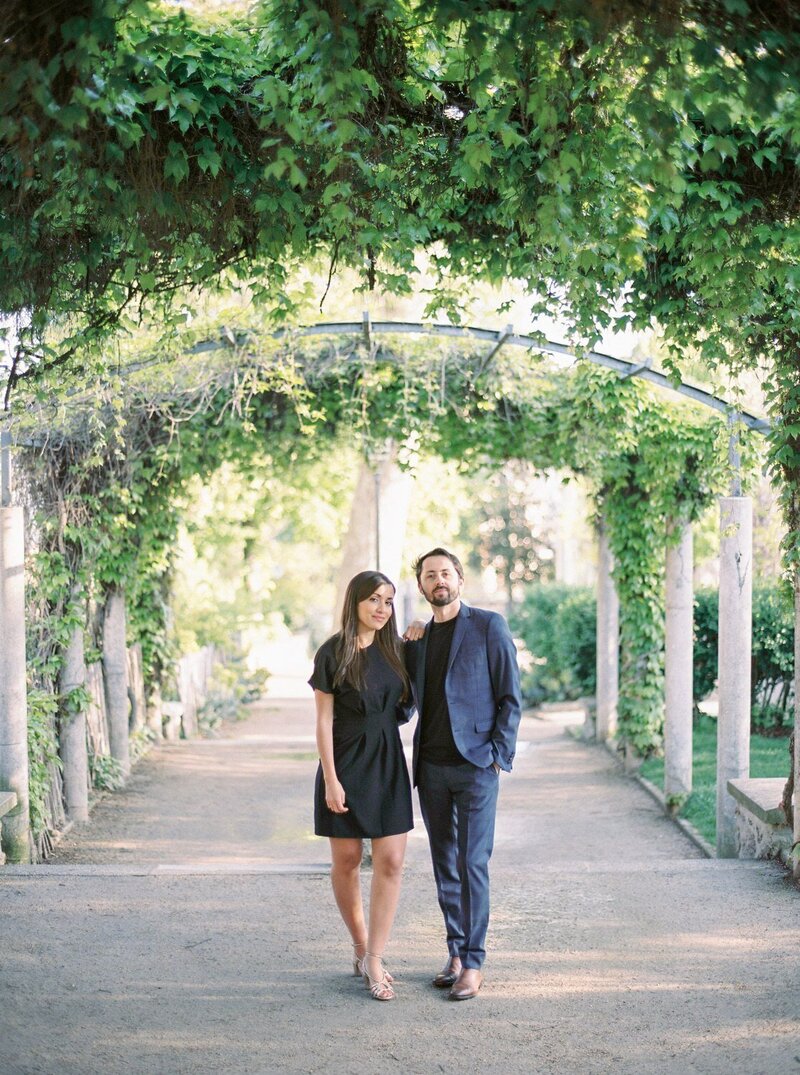 Engagement-session-paris-couple-wedding-photographer-montmartre-6