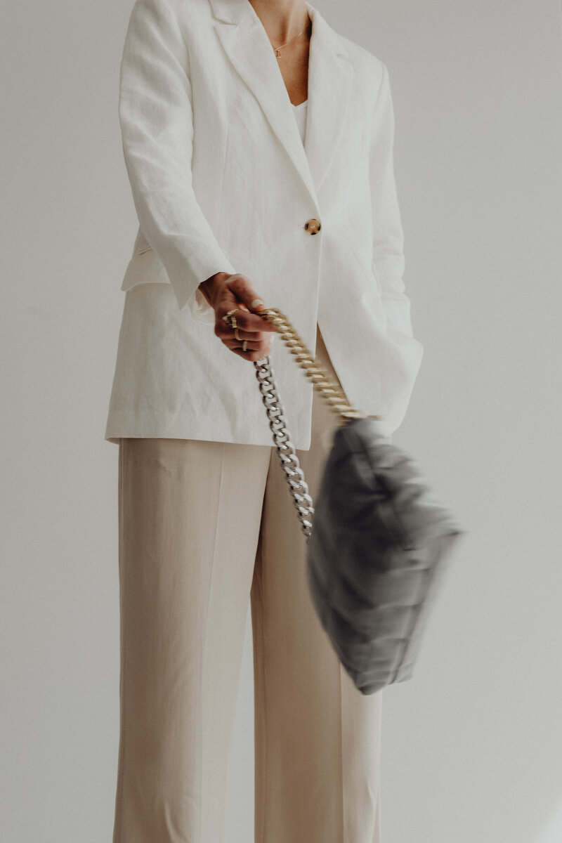 kaboompics_anonymous-female-in-trendy-outfit-with-bag-27782