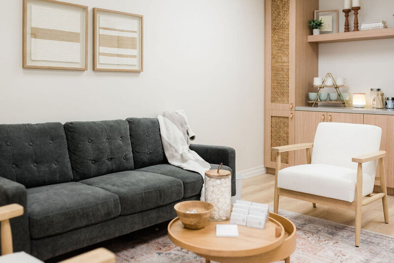 Image of a laptop with coffee and glasses on a couch