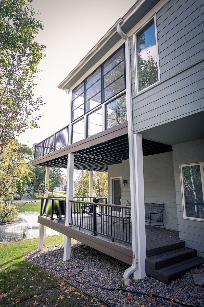 Side view of upper and lower deck with white support posts. 