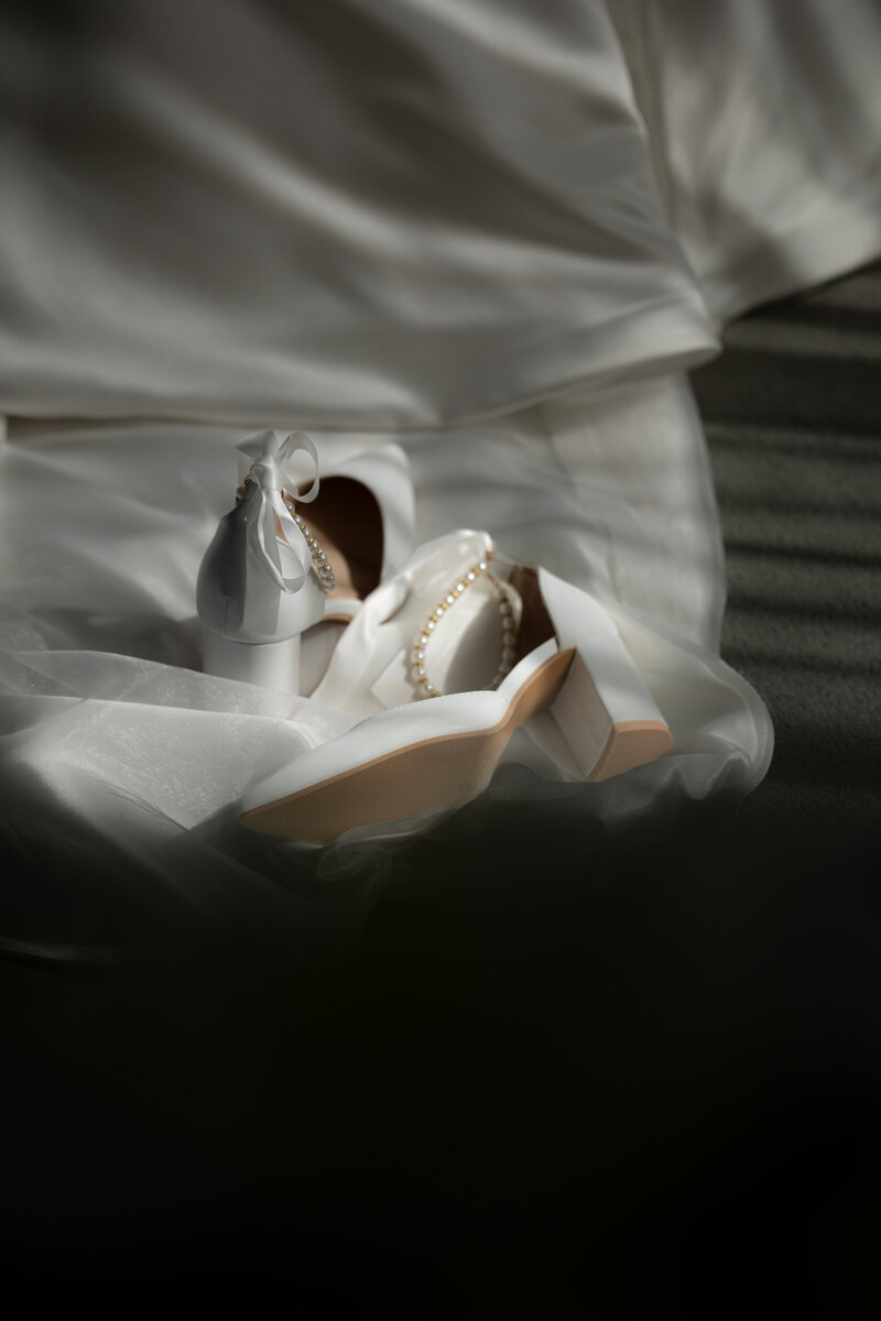 Photographie de mariage souliers de mariée voile lumière naturelle