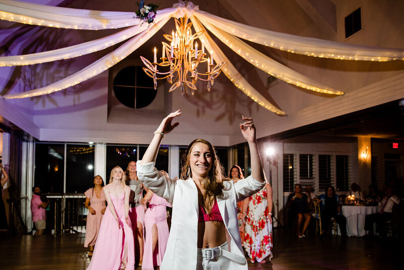 Bride & groom dancing at their the middle of dance floor | Lesner Inn  Wedding  in Virginia Beach