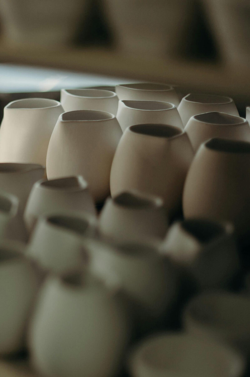 etageres de poteries artisanales françaises en cours de sechage