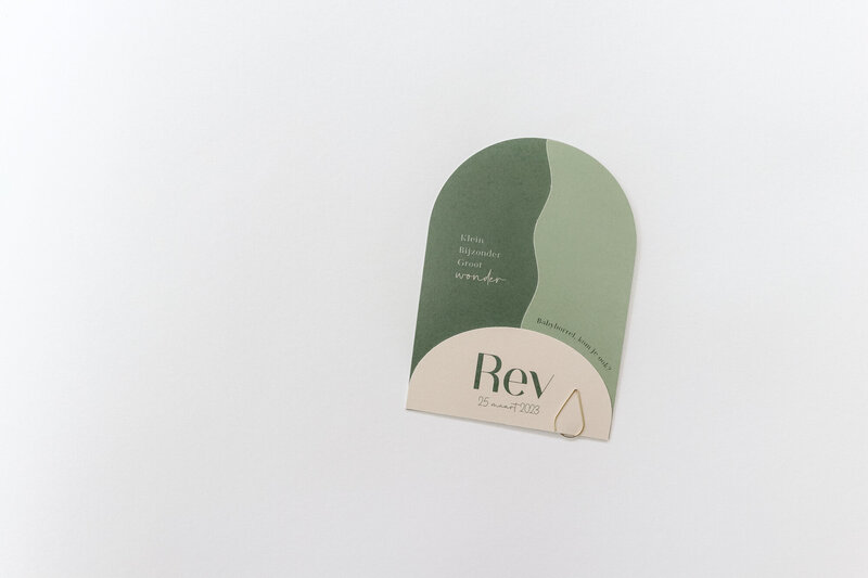Halfrond-geboortekaartje-Rev-jongen-in-groen-beige-met-labels-4