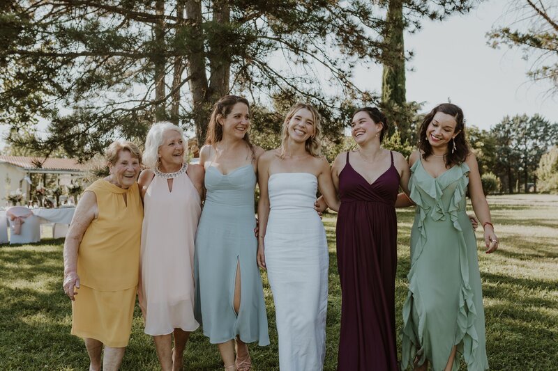 Photographe mariage Annecy, photos des filles proches de la mariée lors des photos de groupe dans le jardin familial