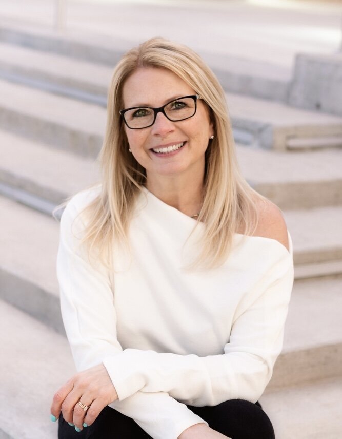 Sharon Holy is a high school senior portrait photographer in Northeast Ohio