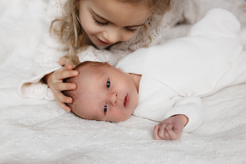 Newbornshoot, foto van zus en baby 