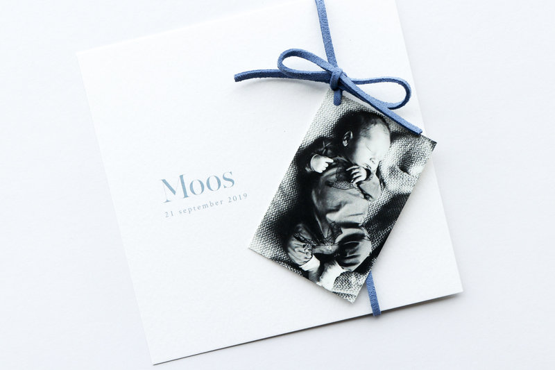 Minimalistisch geboortekaartje Moos met fotolabel aan suede touwtje