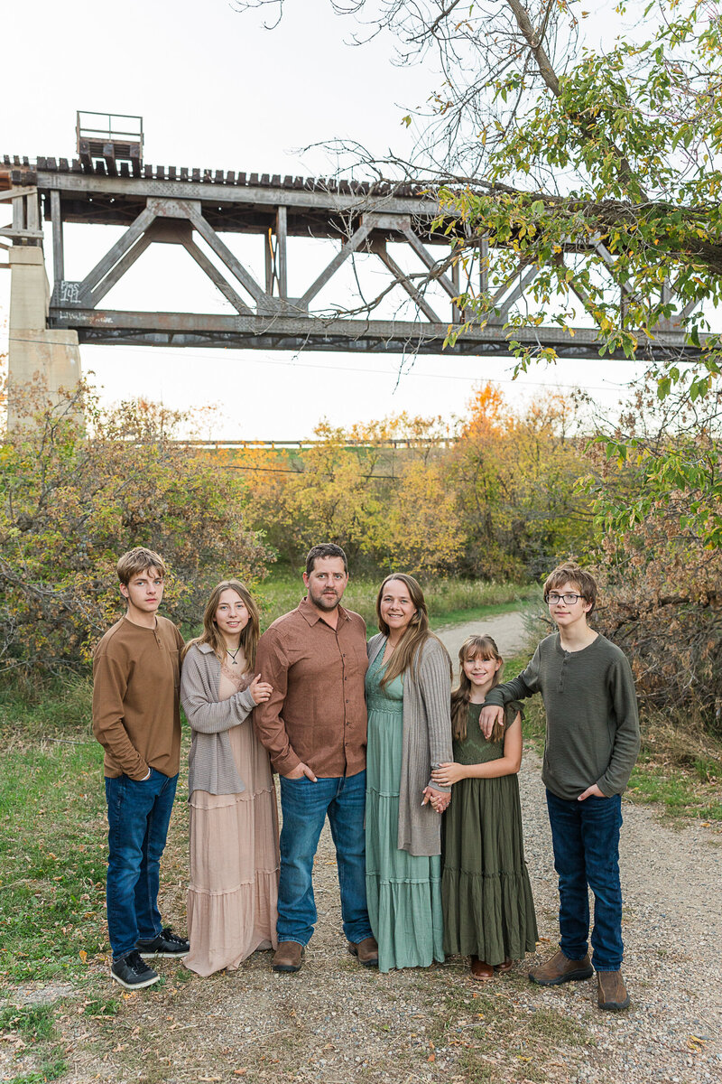 2024 krystal-moore-photography-moose-jaw-family-photos-with-bridge-21