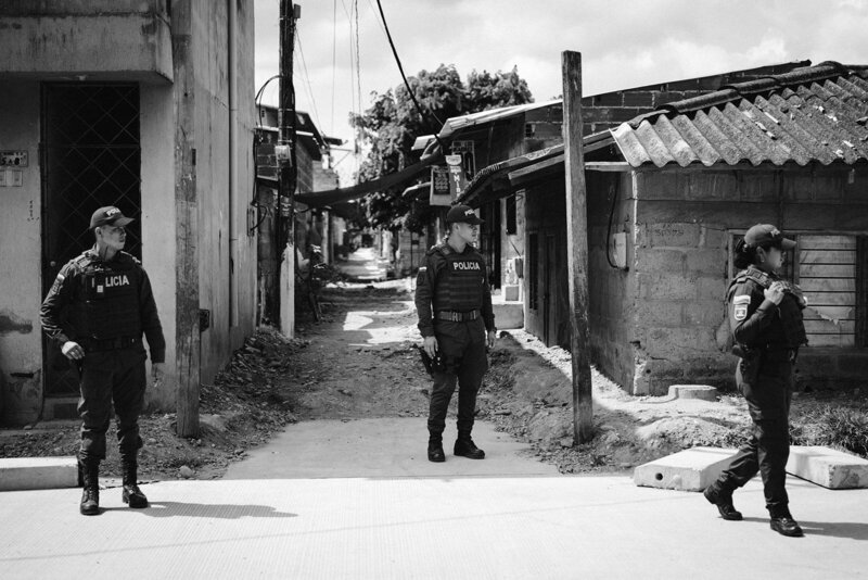 politie agenten op straat in de sloppenwijken van Colombia