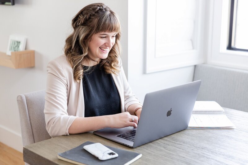 Heather-Leicy-is-working-at-her-computer-and-is-teaching-a-free-masterclass-on-tax-deductions-for-photographers