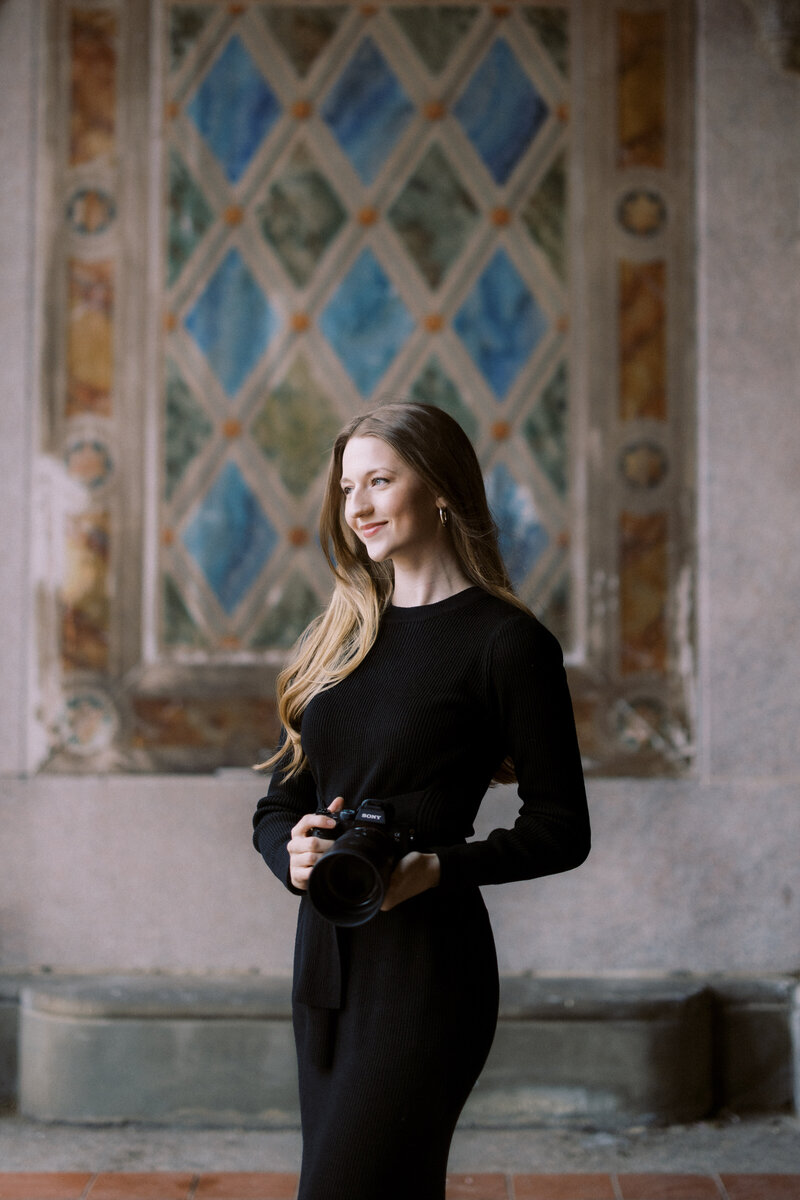 Georgia Sheridan, Palm Springs wedding photographer holding camera for a selfie