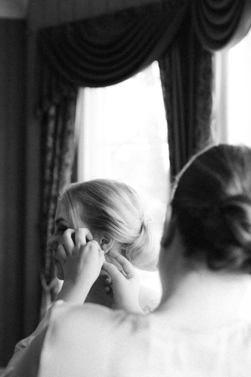 Bridesmaids helping the bride t get ready in an image photographed by wedding photographer Hannika Gabrielsson.