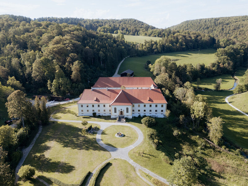 Schloss Ehrenfels im Sommer von oben mit der Drohne aufgenommen