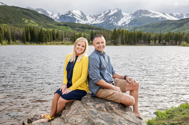 Sprague-Lake-Couples-Portrait-at-Rocky-Mountain-National-Park