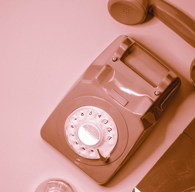 Pink telephone sat on a table