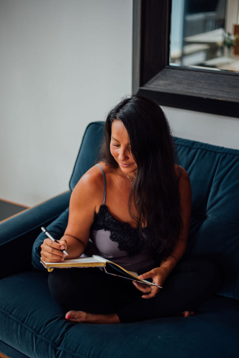 NickyClinchSurrender_105