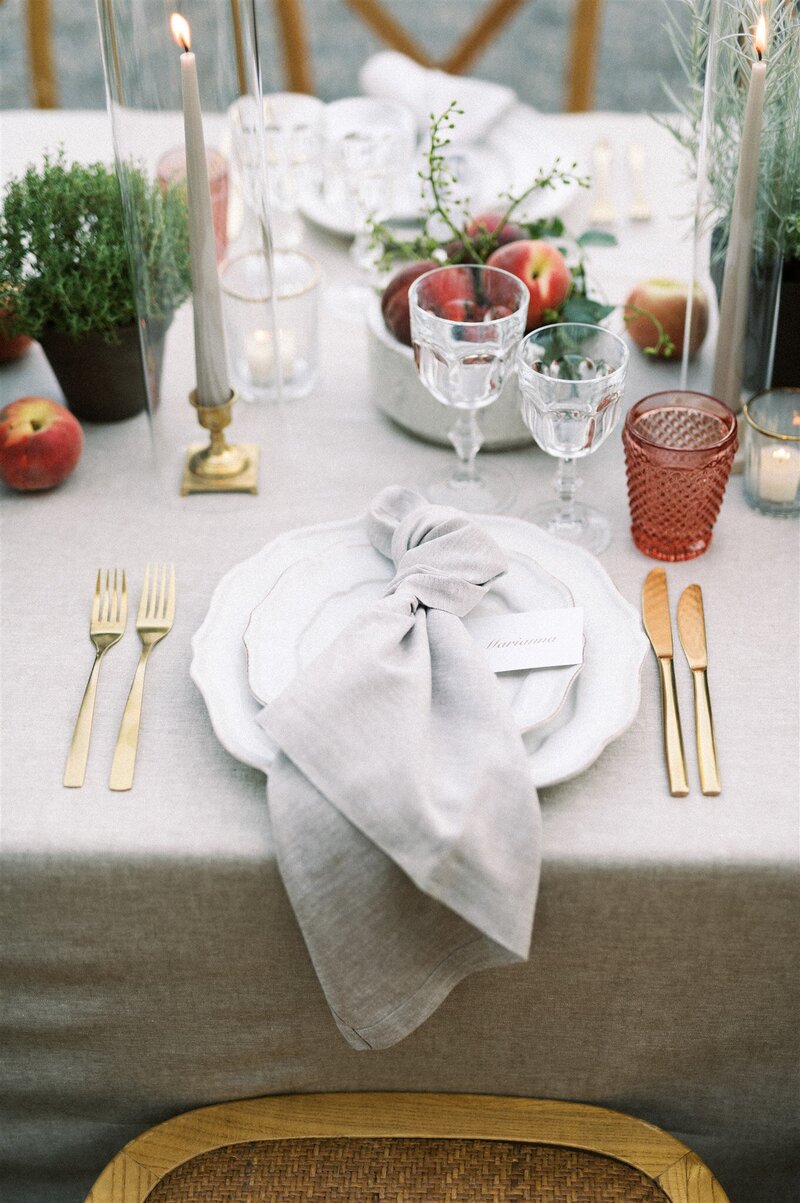 Tablesetting during a wedding by TML