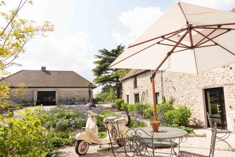 Esquisse d'un jardin arboré avec chemin aménagé