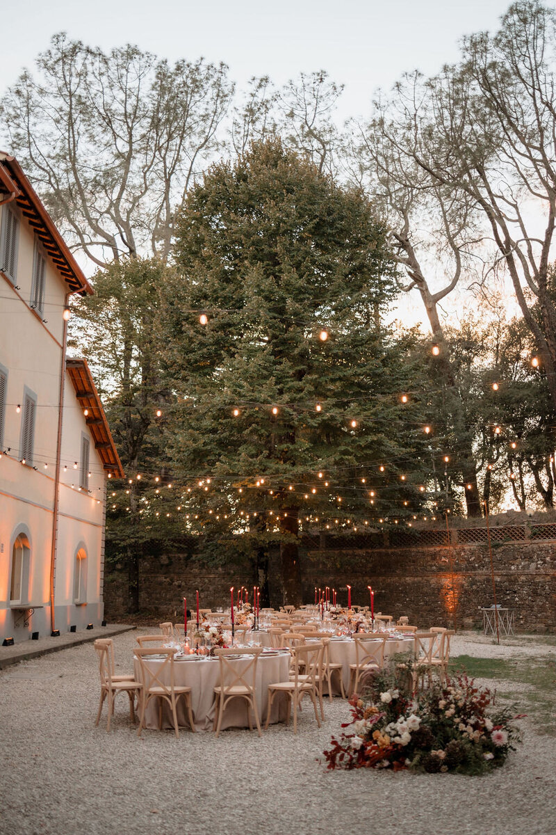 Romantic dinner table destination wedding in Italy