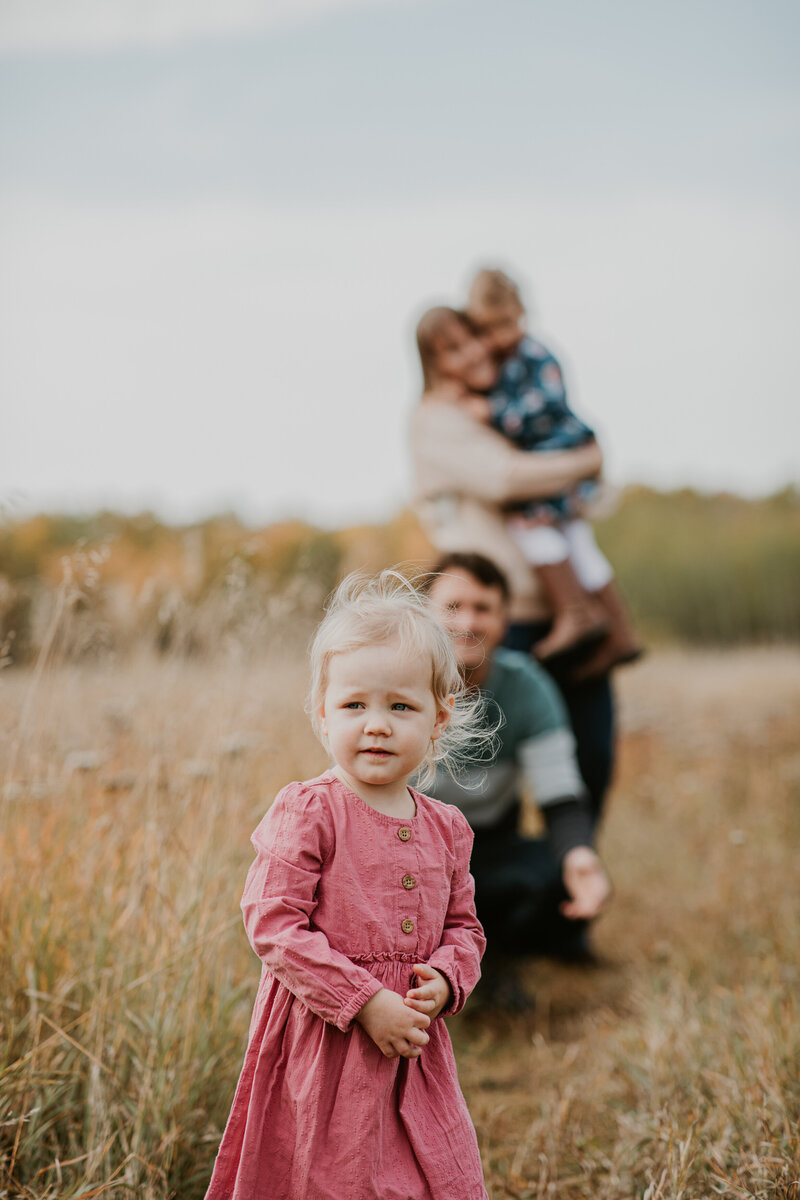 candid family photos in Assiniboine Forest 