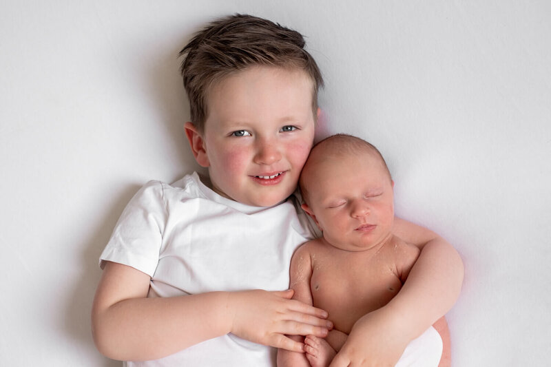 Newborn shoot aan huis met broertje