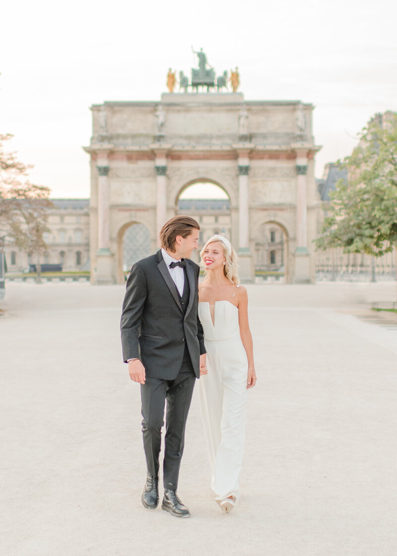 couple-walking-together-in-paris-12