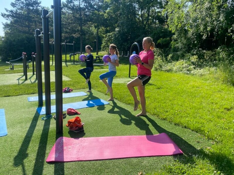 Pilates, Ernährungstraining und zyklusorientiertes Training in den Bezirken Mödling und Baden für ganzheitliches Wohlbefinden – sowie Fit im Büro: Dein Team-Training für mehr Gesundheit am Arbeitsplatz.