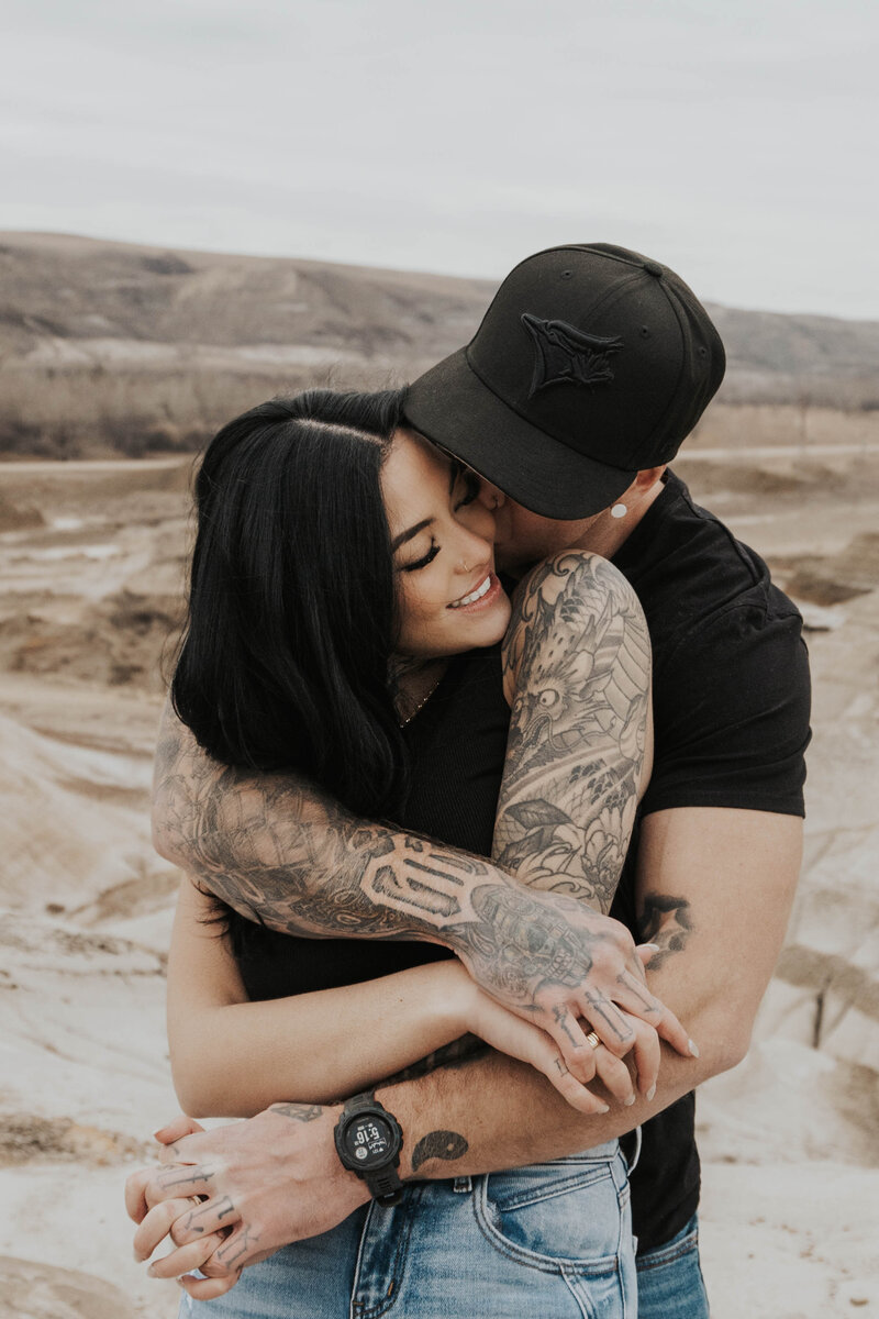 A couples photo session in the Drumheller badlands.