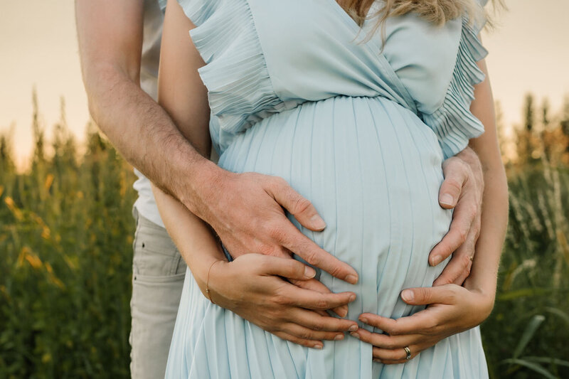 Těhotenské bříško, které drží maminka i tatínek