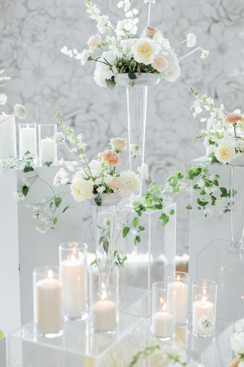 White wedding decor with candles and flowers. Elegant and romantic ambiance for a dreamy wedding celebration.