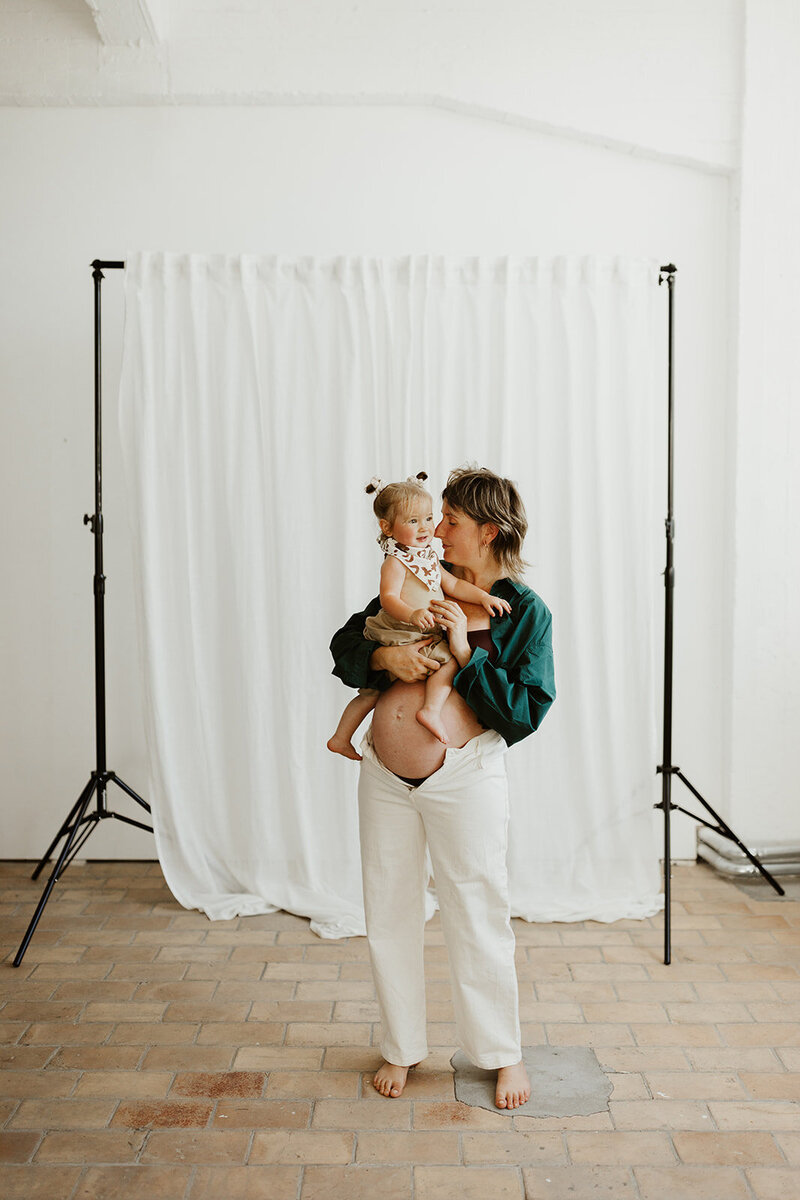 fotosessie van lieselot met haar dochter jeanne en haar zwangere buik bij delphine otte