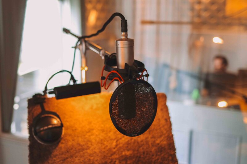 Earforce-Geluidsstudio-Amsterdam-Audio-Post-Voiceover-Geluidsproducties-muziek-podcast-webinar-studio-1-microfoon
