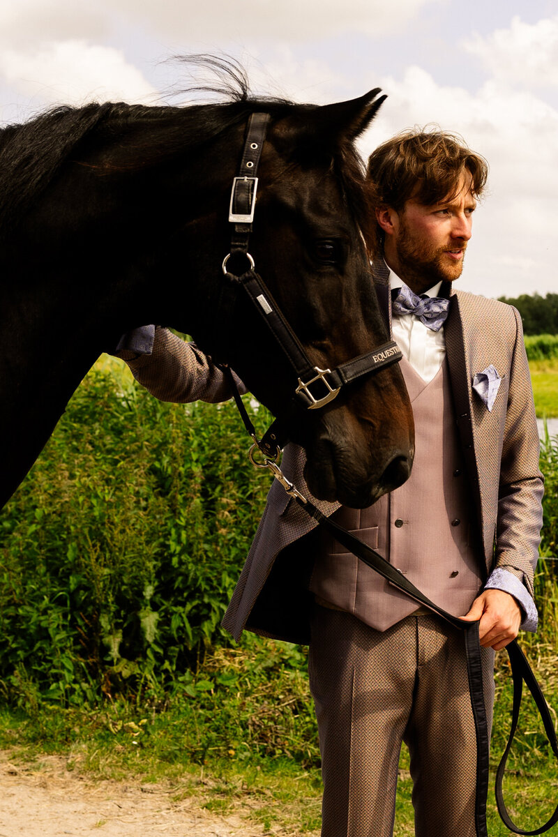 Koppel zit met hun chihuahua op schoot