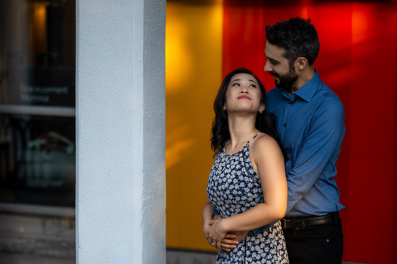 Couple amoureux au Lac des Castors de Montréal - Photographie de mariage Montréal