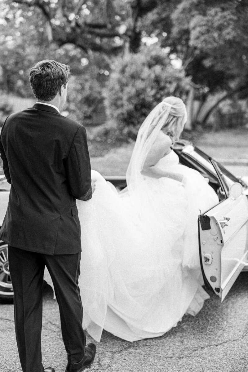 couple kissing in the street in Charleston