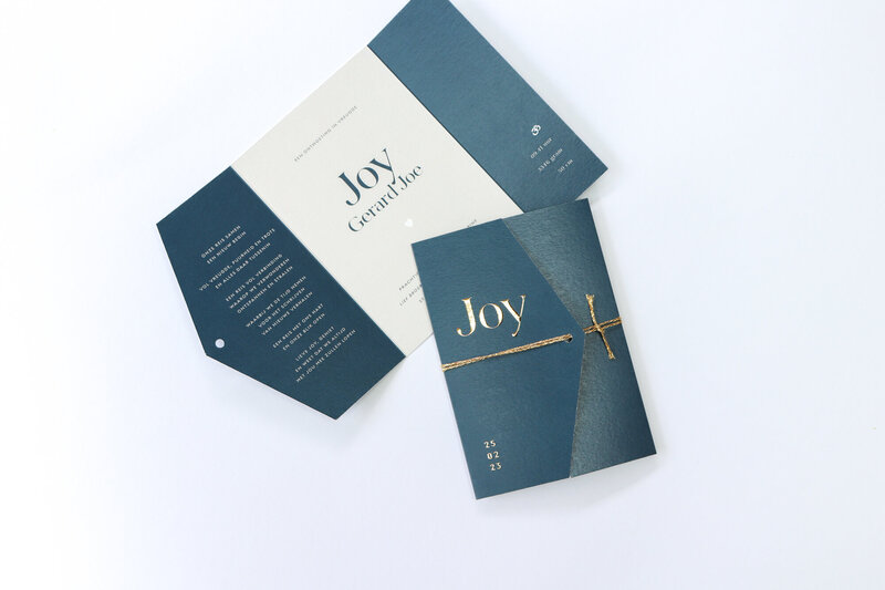 Bijzonder-drieluik-geboortekaartje-Joy-jongen-donkerblauw-met-goudfolie-8