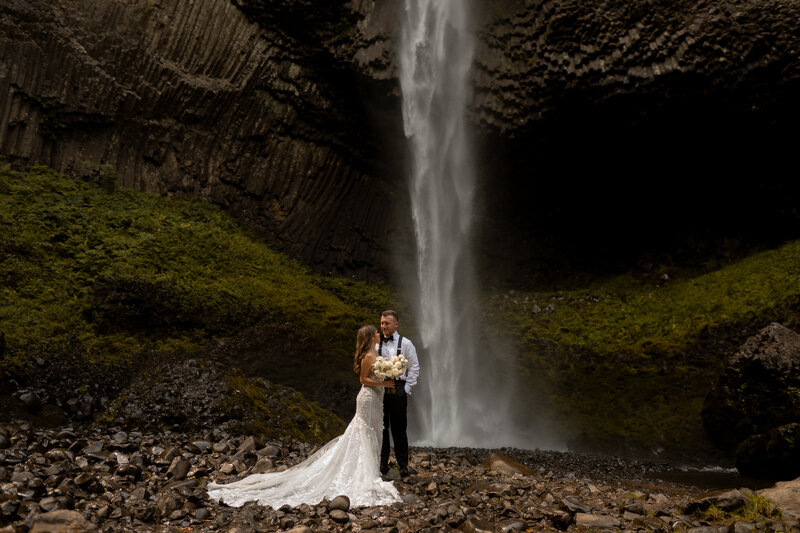 oregon elopement photographer documents couple at waterfall